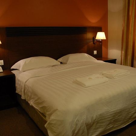 Queen Hotel Keningau Exterior foto